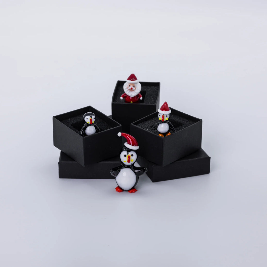 Glass Figurine Puffin With Christmas Hat (Small) - Minjagripir.is